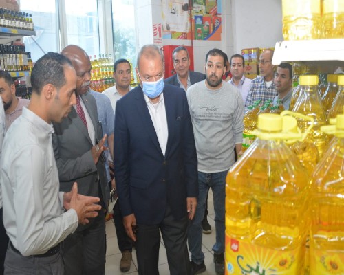 الهجان يتابع تطبيق مُبادرة خفض السلع الأساسية بكفر شكر وطوخ
