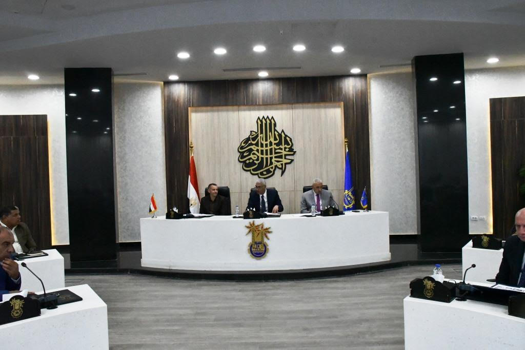 محافظ أسوان يوجه بكاتف الجهود للتعامل مع أي أمطار أو سيول 