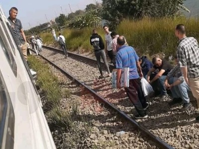 اصابة 3 أشخاص اثر سقوطهم من قطار