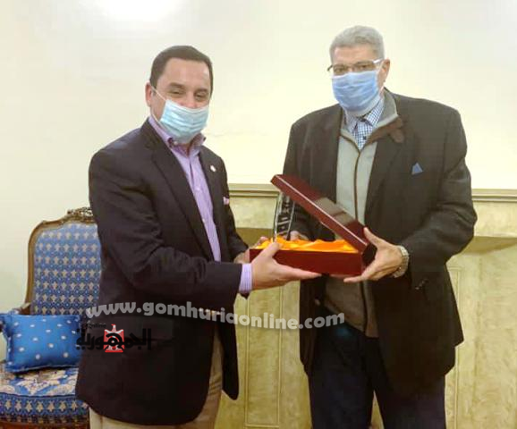 درع نادى قضاة الإسكندرية من رئيس النادى للدكتور أشرف الفقى