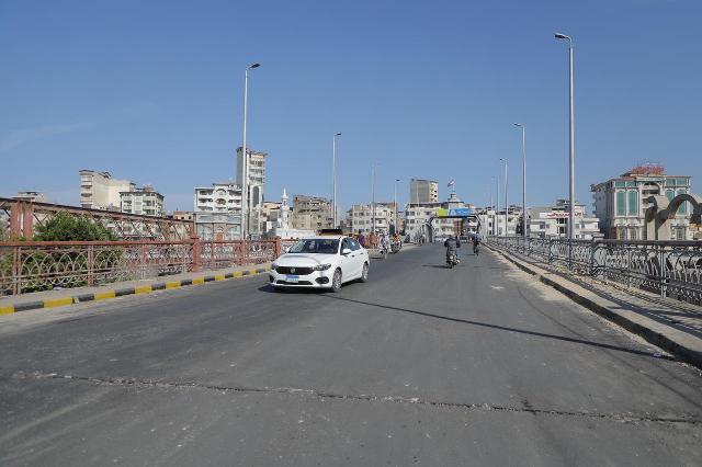 بعد فتحه أمام الحركة المرورية.. محافظ دمياط تتفقد الكوبرى المعدنى