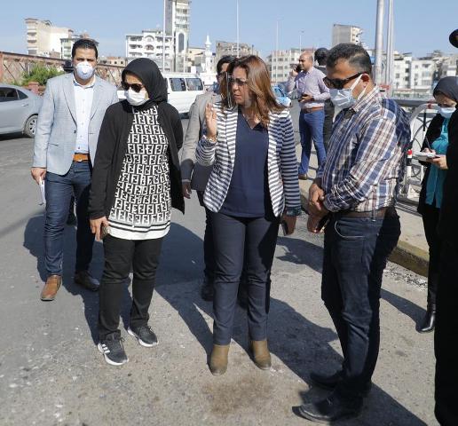 بعد فتحه أمام الحركة المرورية.. محافظ دمياط تتفقد الكوبرى المعدنى