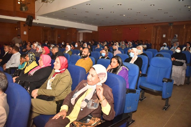  سكرتير مساعد أسيوط تشهد العرض المسرحى 