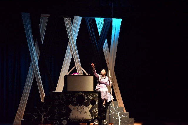  سكرتير مساعد أسيوط تشهد العرض المسرحى 