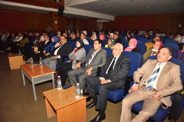  سكرتير مساعد أسيوط تشهد العرض المسرحى 