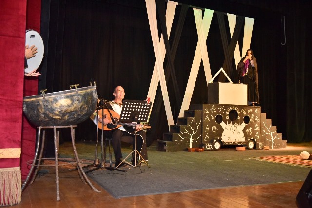  سكرتير مساعد أسيوط تشهد العرض المسرحى 