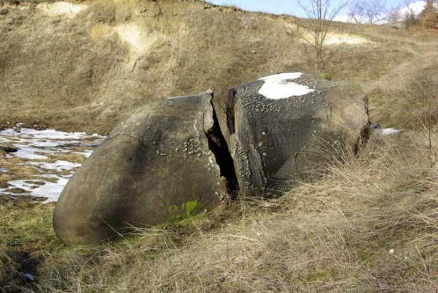 صخور غريبة تتحرك وتنمو أثارت اهتمام العلماء.. صور وفيديو