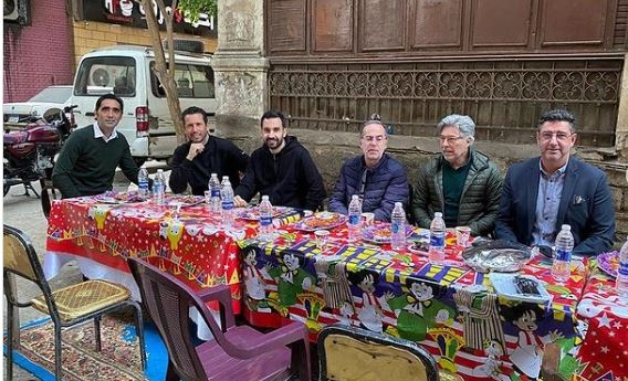 فيتوريا يشارك اصداقائه الافطار فى رمضان فى سط القاهرة