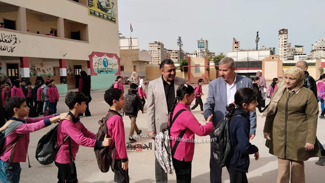 مدير تعليم دمياط يتفقد مدارس عاصمة المحافظة 