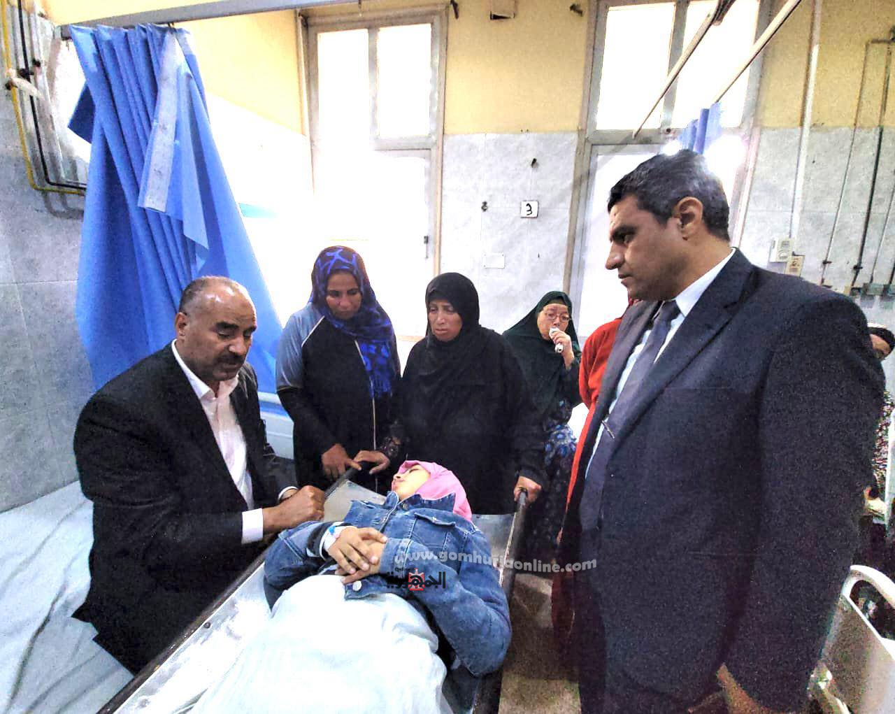 وكيل وزارة التربية والتعليم أثناء زيارته للطالبة المصابة فى حادث مرورى