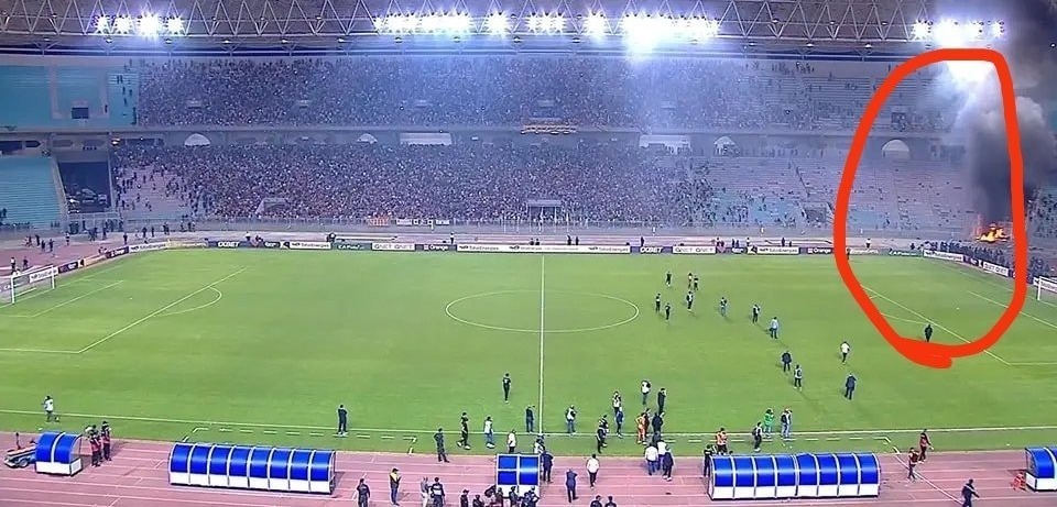 اشتباكات الجماهير والأمن يؤخر انطلاق الشوط الثاني للترجي والشبيبة