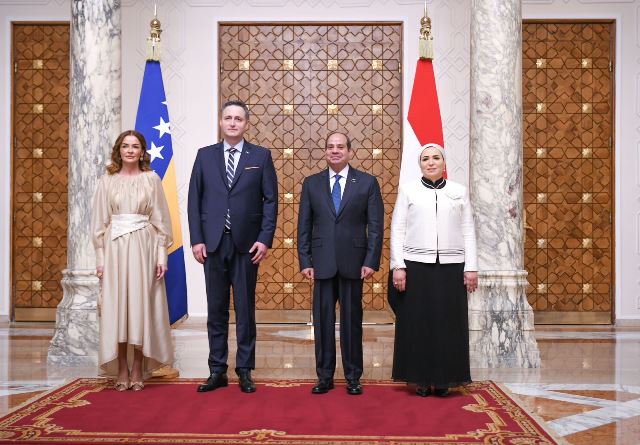 الرئيس السيسي والسيدة انتصار السيسي يستقبلان رئيس البوسنة والهرسك وحرمه