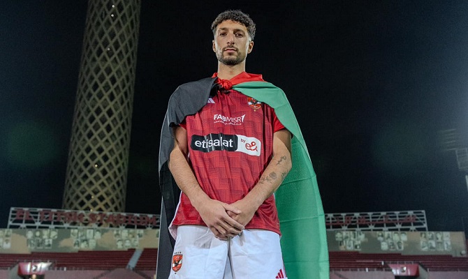 وسام أبو علي بعلم فلسطين