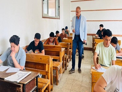 طلاب يؤدون الامتحانات 