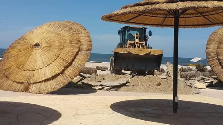 إستمرار حملات التعديات على شاطئ بورسعيد..صور