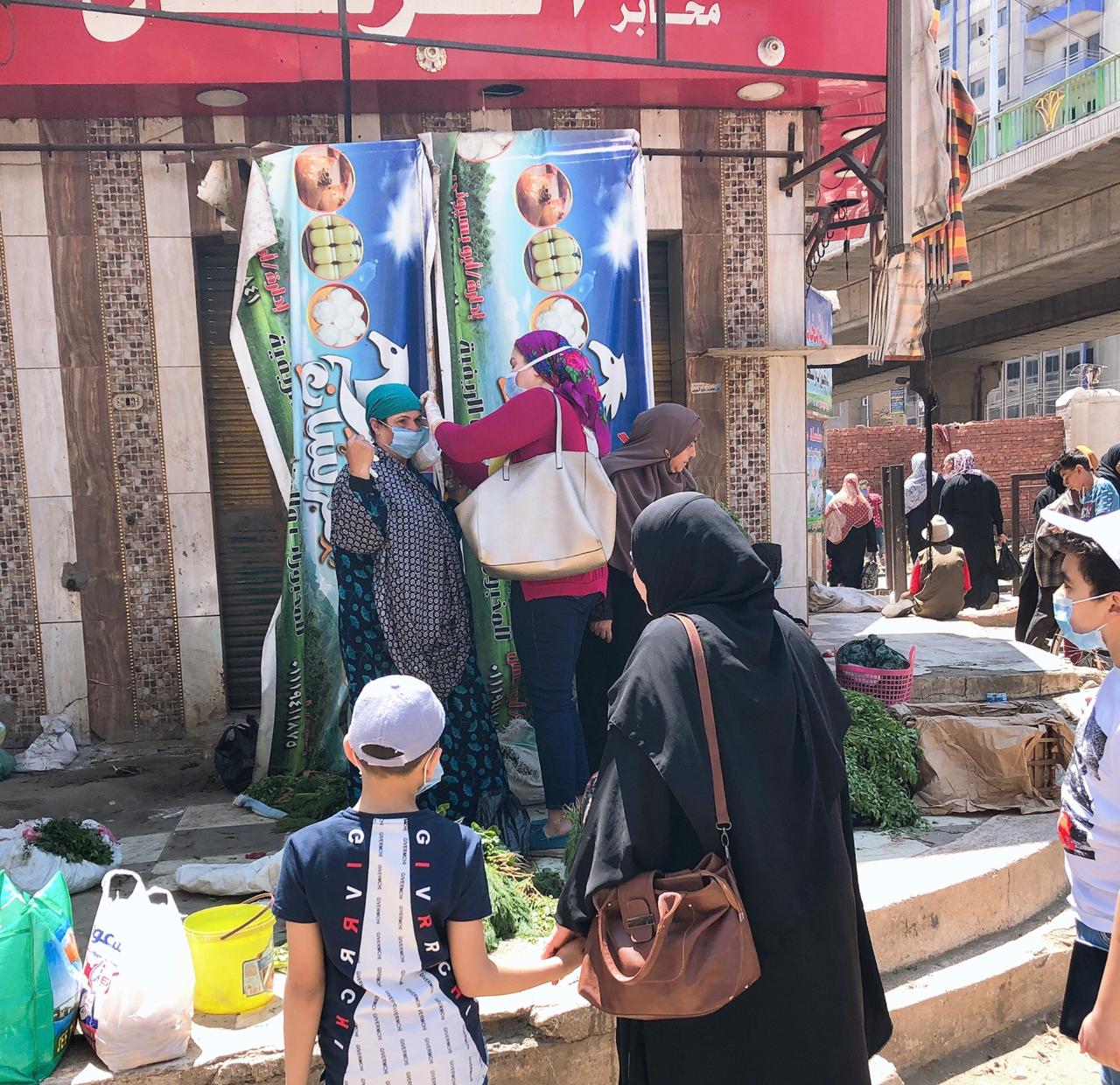 أمينة المرأة بالحرية المصرى تطلق حملة توعية وتوزيع كمامات وجونتيات على الباعة الجائلين بالزقازيق 
