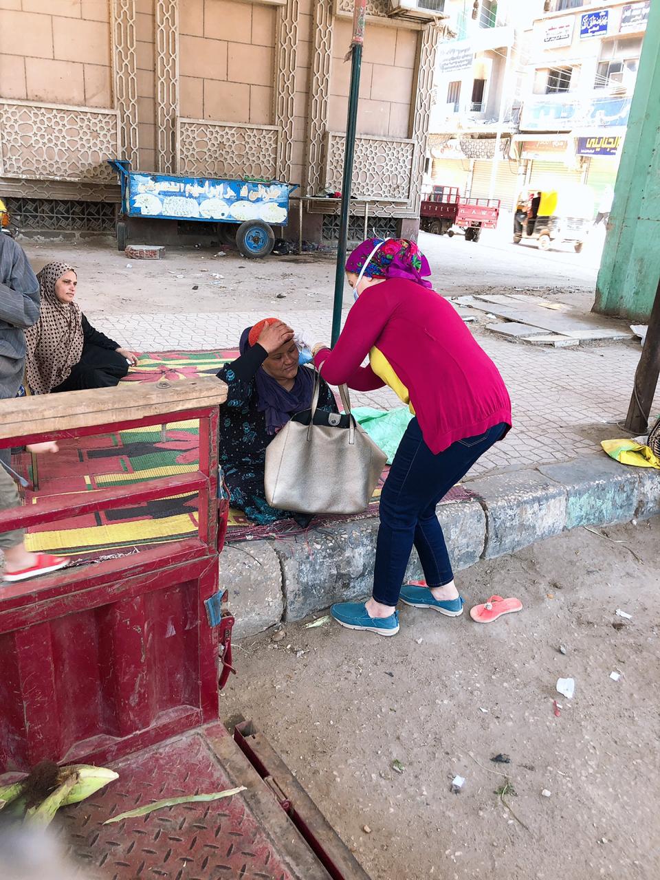 أمينة المرأة بالحرية المصرى تطلق حملة توعية وتوزيع كمامات وجونتيات على الباعة الجائلين بالزقازيق 