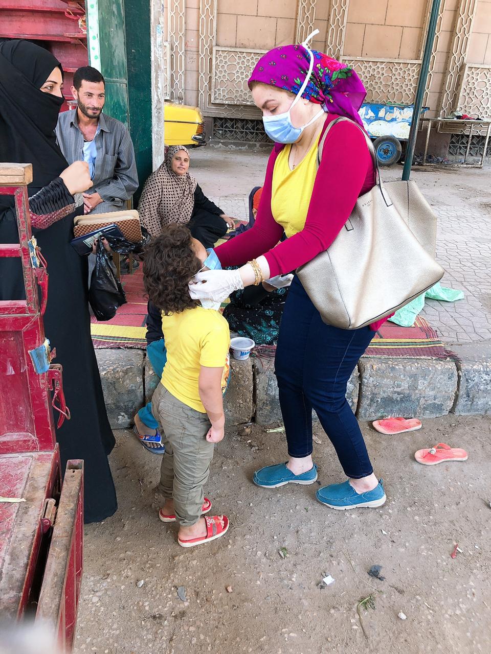أمينة المرأة بالحرية المصرى تطلق حملة توعية وتوزيع كمامات وجونتيات على الباعة الجائلين بالزقازيق 