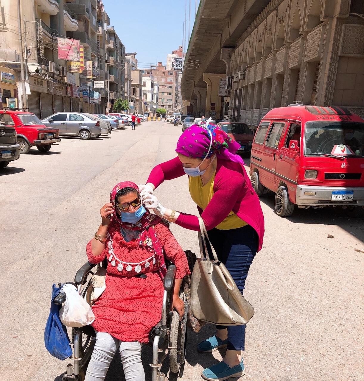 أمينة المرأة بالحرية المصرى تطلق حملة توعية وتوزيع كمامات وجونتيات على الباعة الجائلين بالزقازيق 
