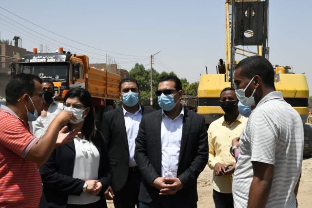 نائب محافظ قنا يتفقد الأعمال الإنشائية لكوبرى أبو تشت العلوى.. بالصور