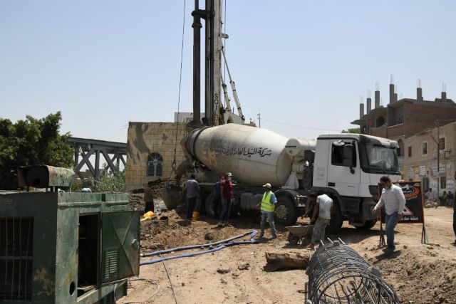 نائب محافظ قنا يتفقد الأعمال الإنشائية لكوبرى أبو تشت العلوى.. بالصور