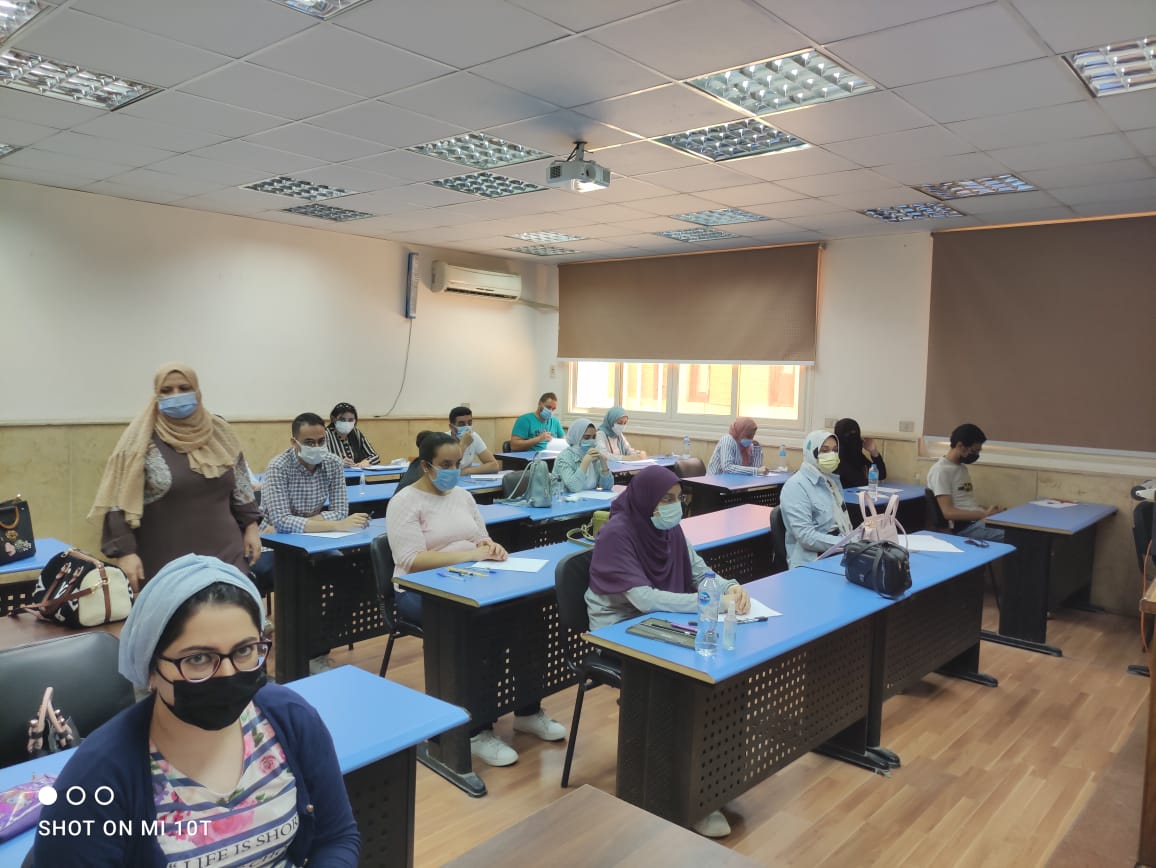 وكيل تجارة عين شمس تتفقد لجان إمتحانات الدراسات العليا الأكاديمية