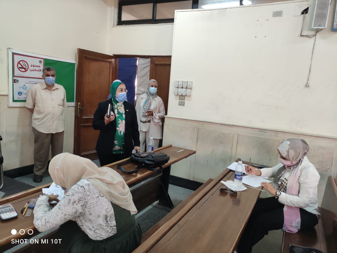 وكيل تجارة عين شمس تتفقد لجان إمتحانات الدراسات العليا الأكاديمية
