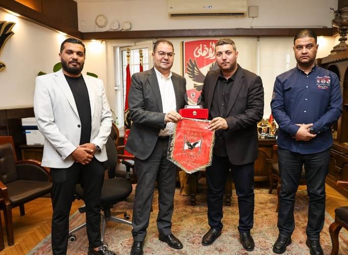 اهداء درع وعلم النادي الأهلي للوفد الليبي