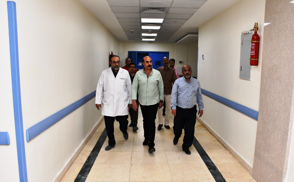 أشرف عطية يتفقد التوسعات الجارية لمستشفيات أسوان الجامعى 