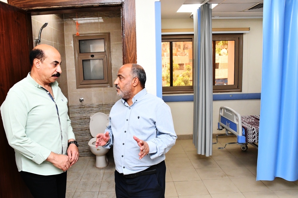 أشرف عطية يتفقد التوسعات الجارية لمستشفيات أسوان الجامعى 