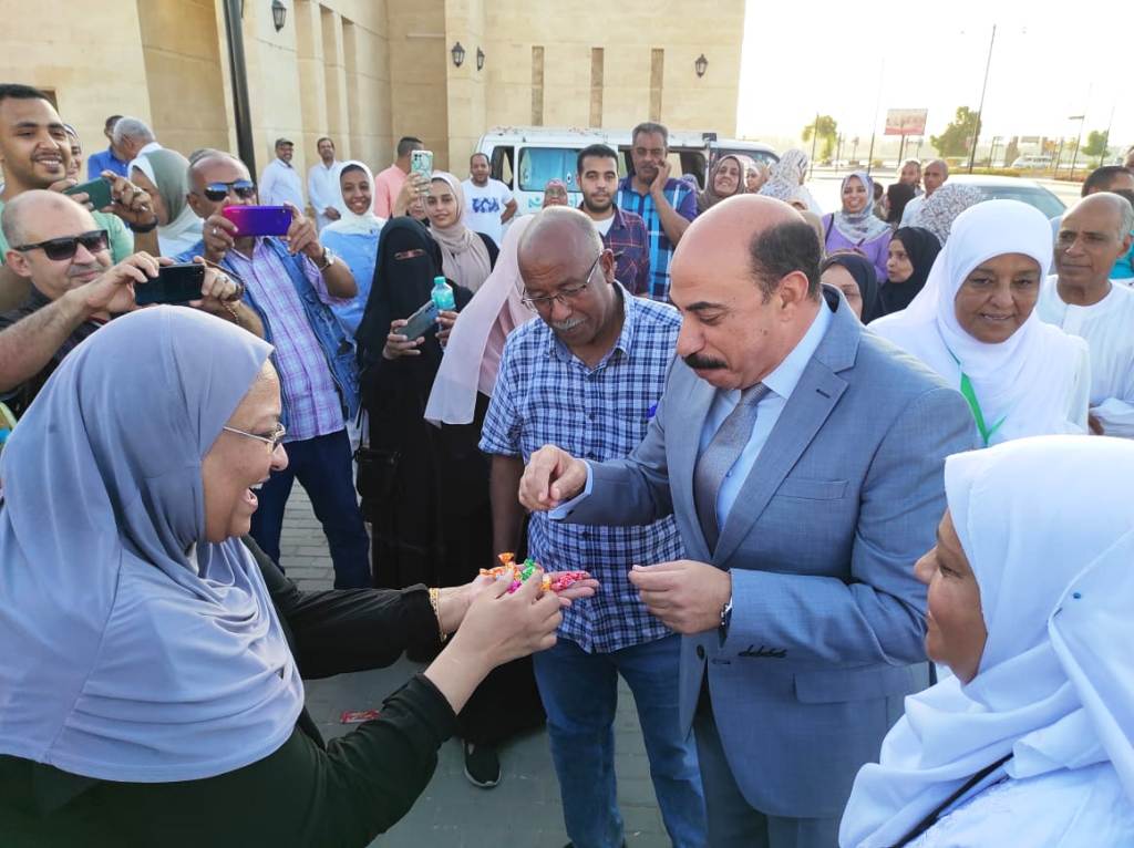 محافظ أسوان يودع حجاج بيت الله الحرام بعد إنقطاع عامين بسبب جائحة كورونا