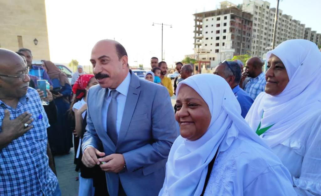  محافظ أسوان يودع حجاج بيت الله الحرام بعد إنقطاع عامين بسبب جائحة كورونا