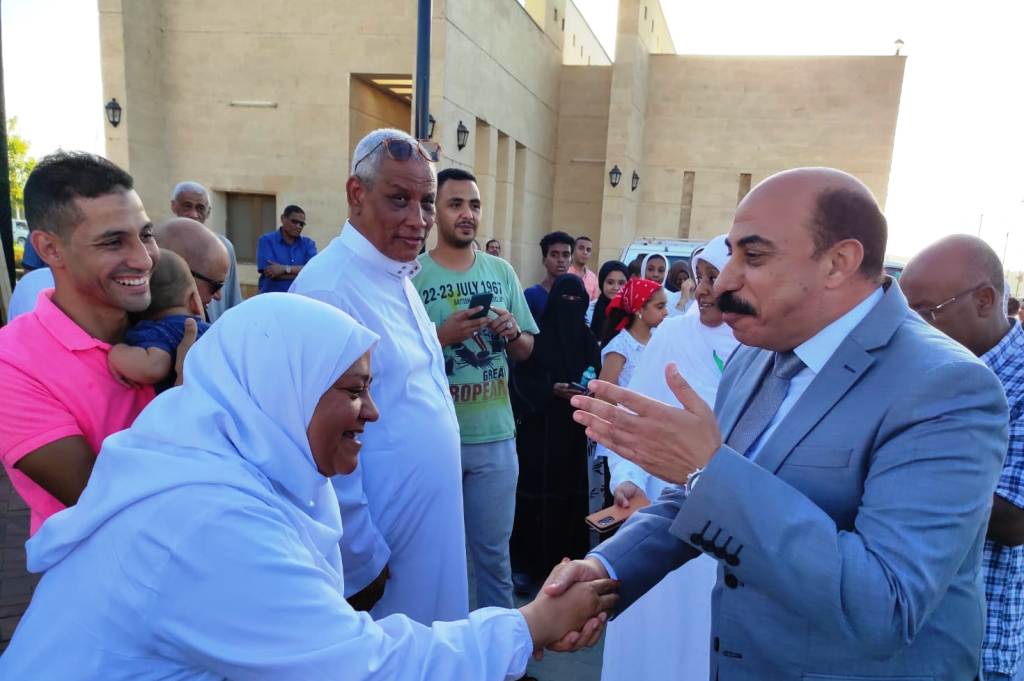  محافظ أسوان يودع حجاج بيت الله الحرام بعد إنقطاع عامين بسبب جائحة كورونا