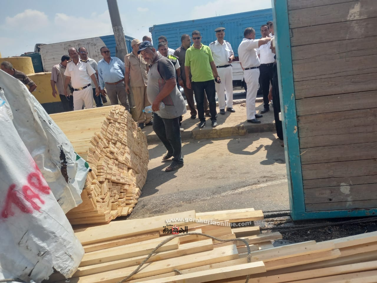 إنقلاب سيارة نقل محملة بالأخشاب على كوبرى قويسنا.. صور