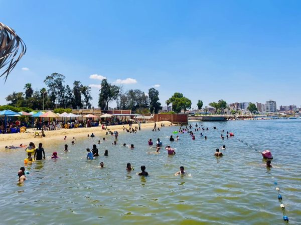 هربا من حرارة الجو إقبال كبير على شواطئ الإسماعيلية في العيد..صور