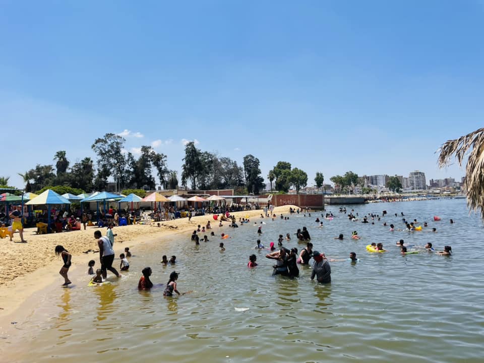 هربا من حرارة الجو إقبال كبير على شواطئ الإسماعيلية في العيد..صور