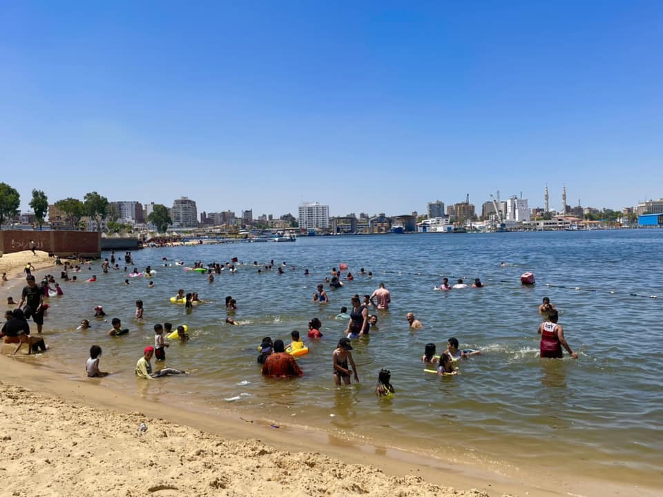 هربا من حرارة الجو إقبال كبير على شواطئ الإسماعيلية في العيد..صور