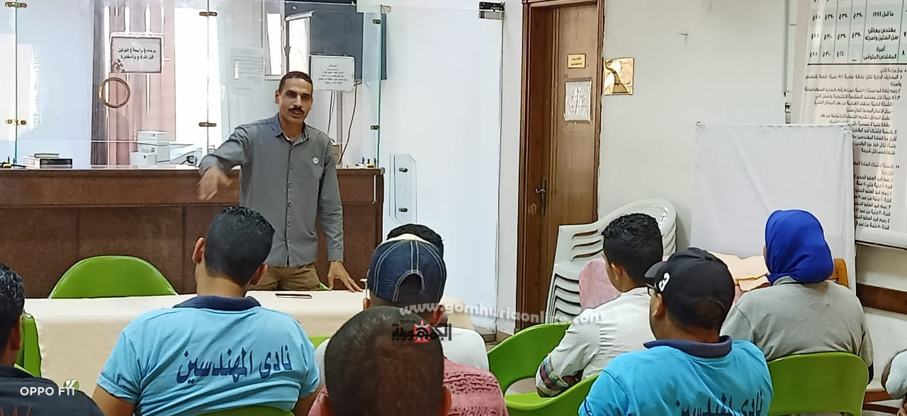 المهندس محمد ابوزيد يدرب  العاملين