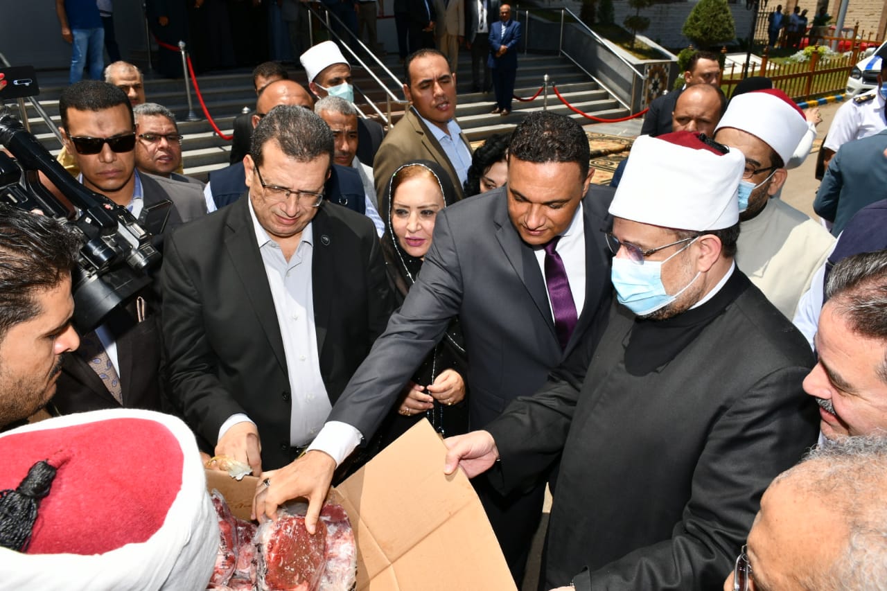 وزير الأوقاف ومحافظ الدقهلية يشهدان توزيع 4 أطنان لحوم أضاحي  