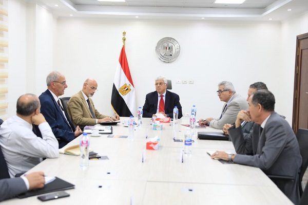 الدكتور ايمن عاشور