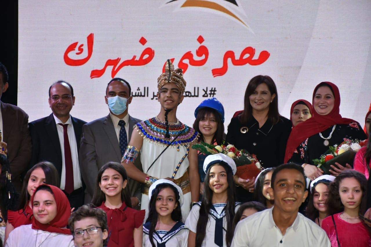 طلاب  المنيا  ابهروا  وزيرة الهجرة