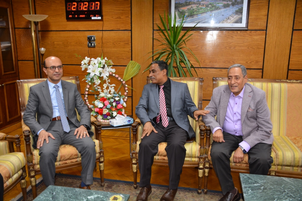 رئيس جامعة أسيوط يستقبل وفداَ من الطب و العلوم الصحية بجامعة حضرموت 