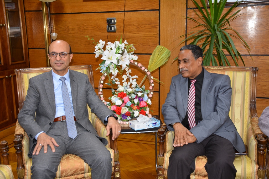 رئيس جامعة أسيوط يستقبل وفداَ من الطب و العلوم الصحية بجامعة حضرموت 