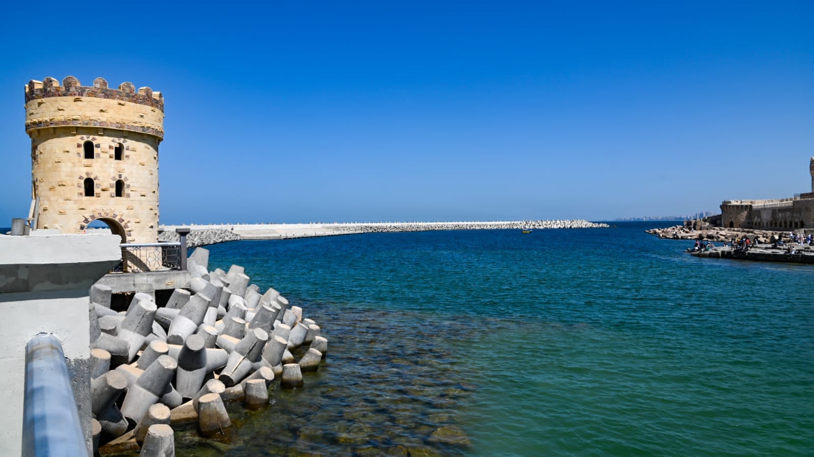 وزير الري يتفقد مشروعات حماية الشواطئ بالإسكندرية