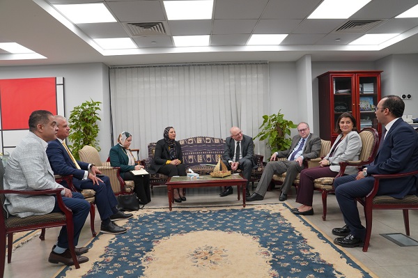 وفد جامعة إكستر البريطانية