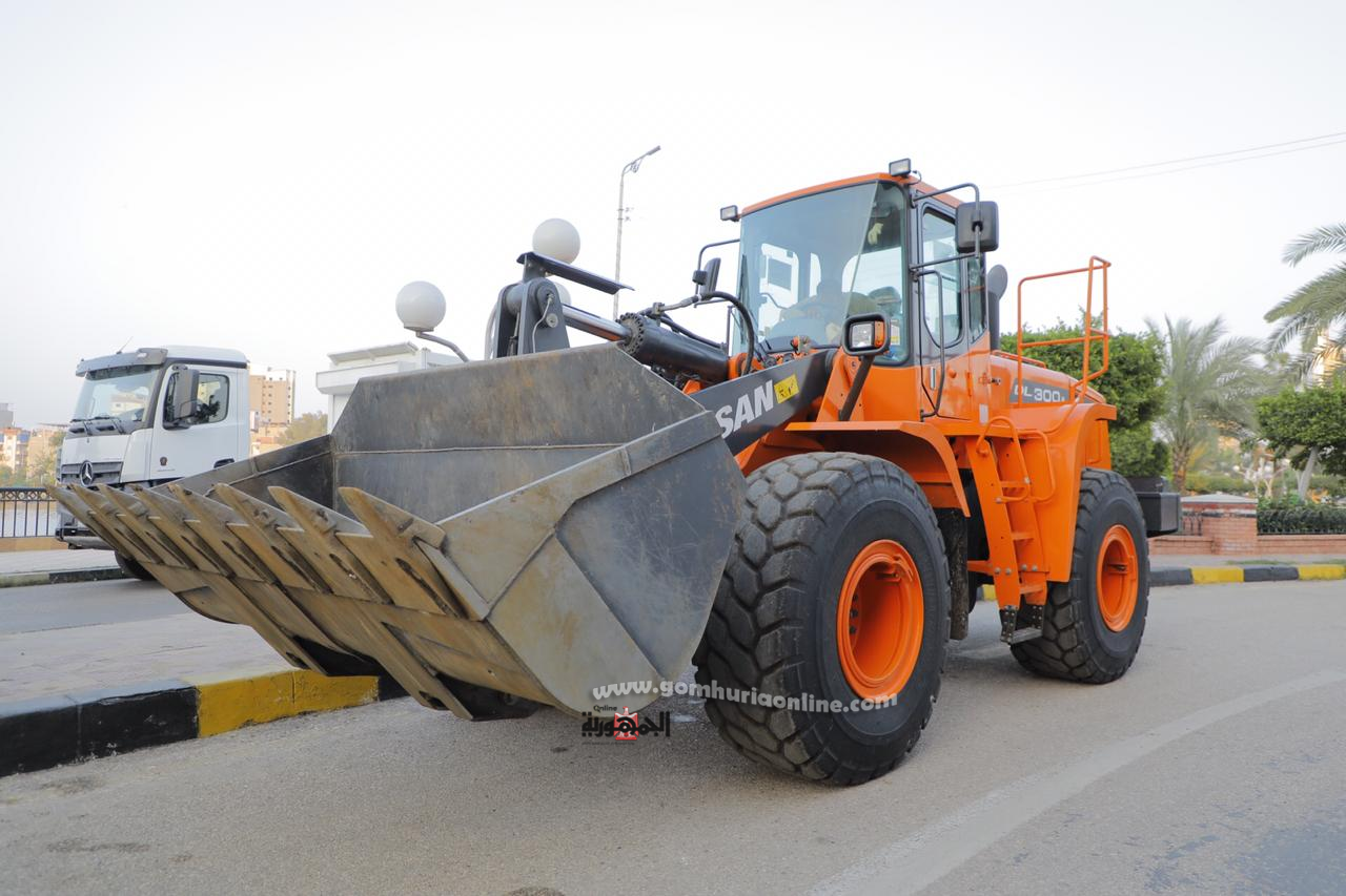 استلام سيارتين ٥٢ م٣ ولودرين مفصلى من وزارتى التنمية المحلية والبيئة لمنظومة النظافة بدمياط 