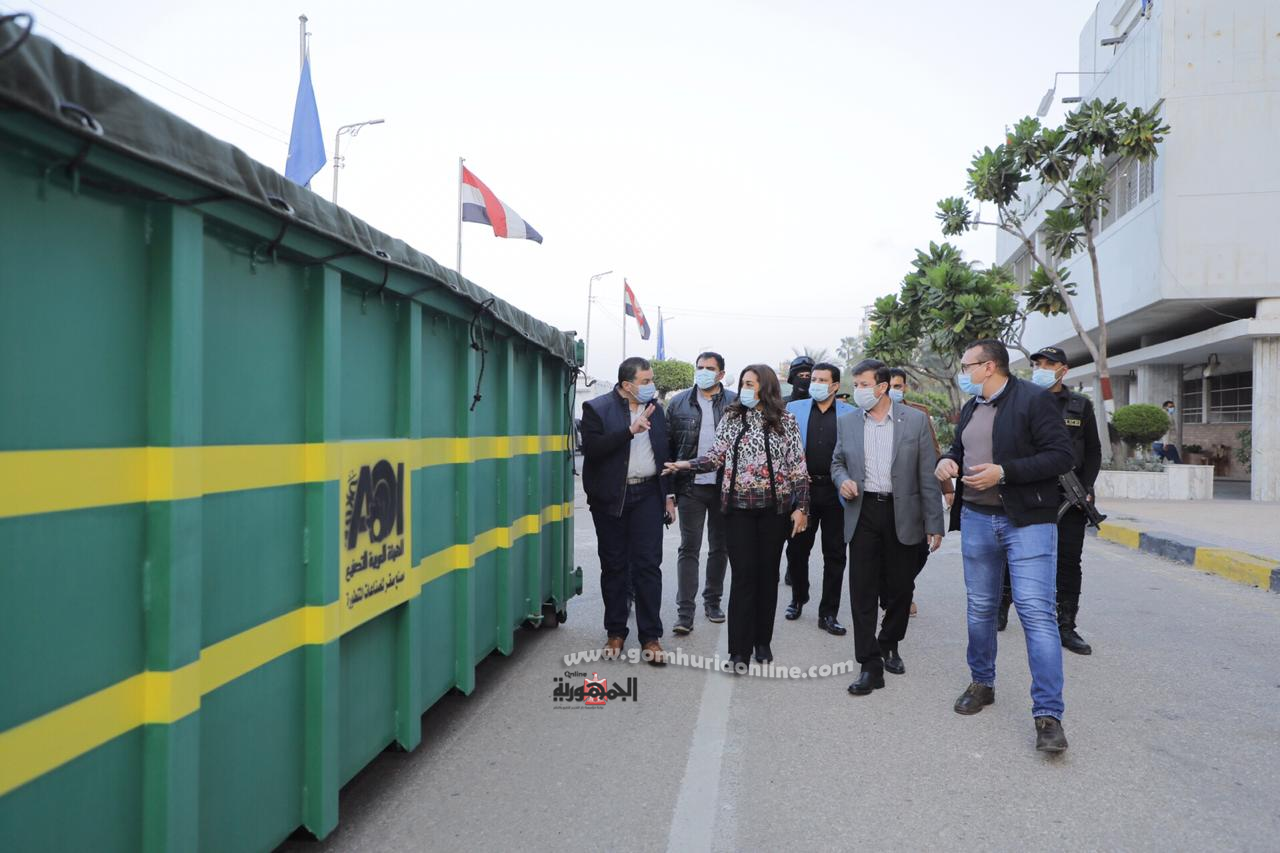 استلام سيارتين ٥٢ م٣ ولودرين مفصلى من وزارتى التنمية المحلية والبيئة لمنظومة النظافة بدمياط 