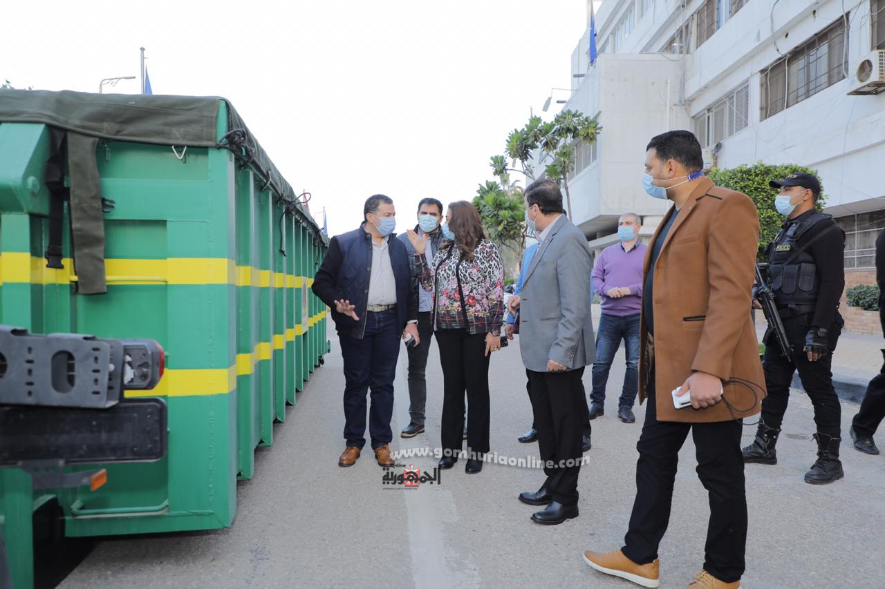 استلام سيارتين ٥٢ م٣ ولودرين مفصلى من وزارتى التنمية المحلية والبيئة لمنظومة النظافة بدمياط 