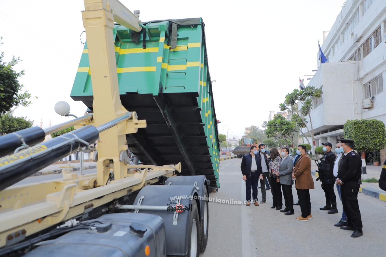 استلام سيارتين ٥٢ م٣ ولودرين مفصلى من وزارتى التنمية المحلية والبيئة لمنظومة النظافة بدمياط 