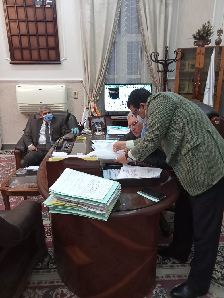 رئيس مصلحة الجمارك يزور مركز الخدمات اللوجستية بميناء الإسكندرية البحرى